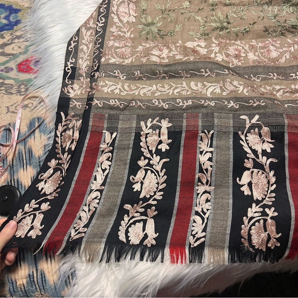 Monte Carlo shawls heavily embroidered shawl - Picture 5 of 5